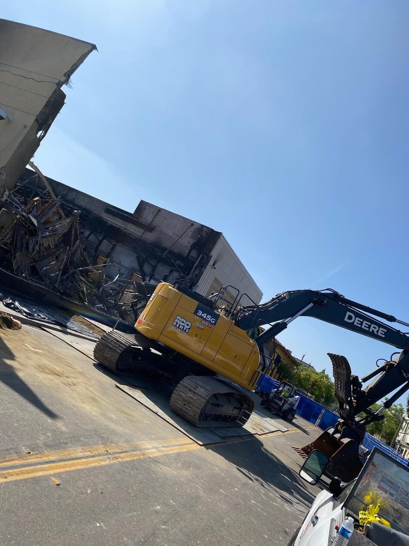 Deere 345G on a burned commercial building demolition in La Mesa